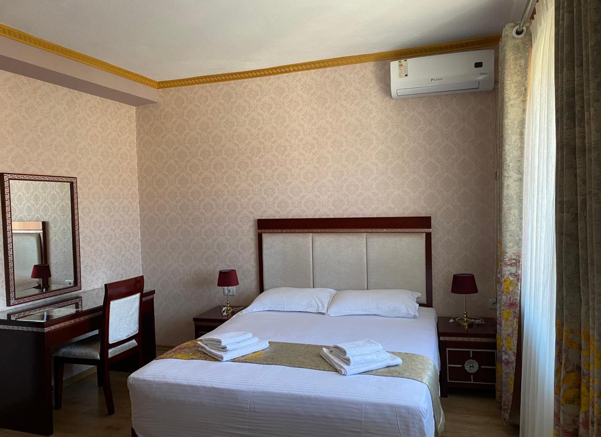 British Hotel โปกราเดซ ภายนอก รูปภาพ