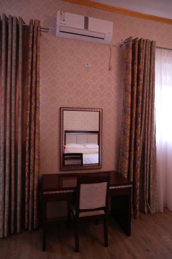 British Hotel โปกราเดซ ภายนอก รูปภาพ