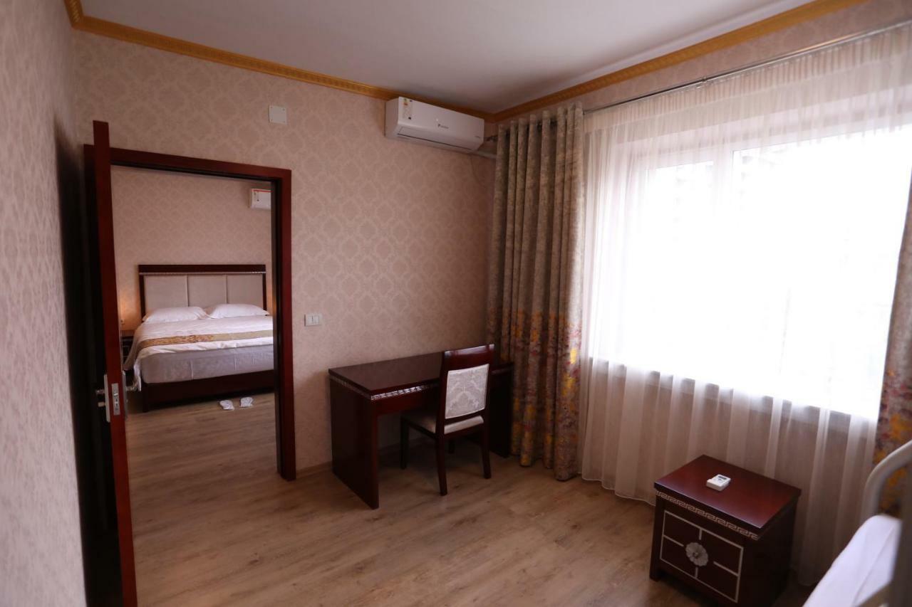 British Hotel โปกราเดซ ภายนอก รูปภาพ