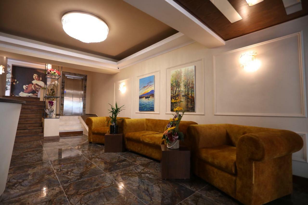British Hotel โปกราเดซ ภายนอก รูปภาพ