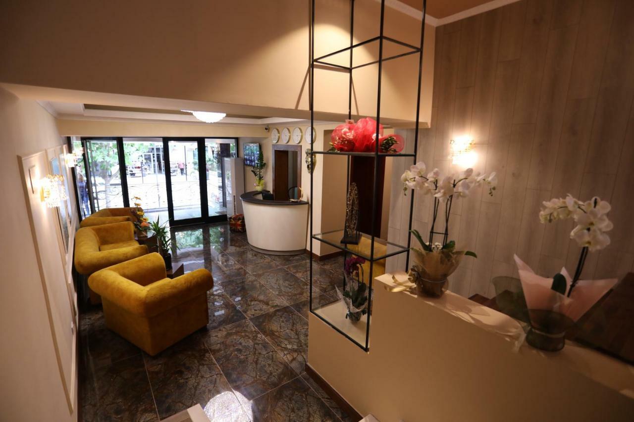 British Hotel โปกราเดซ ภายนอก รูปภาพ
